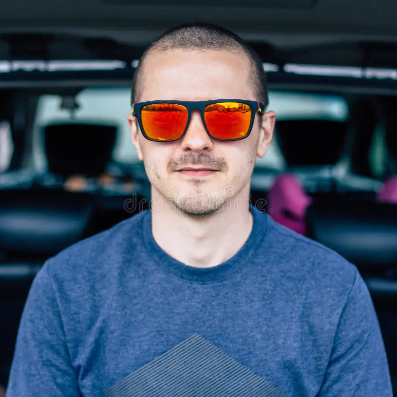 files/retrato-de-hombre-con-gafas-sol-rojas-mirando-hacia-adelante-en-camara-masculino-al-aire-libre-163621618.webp